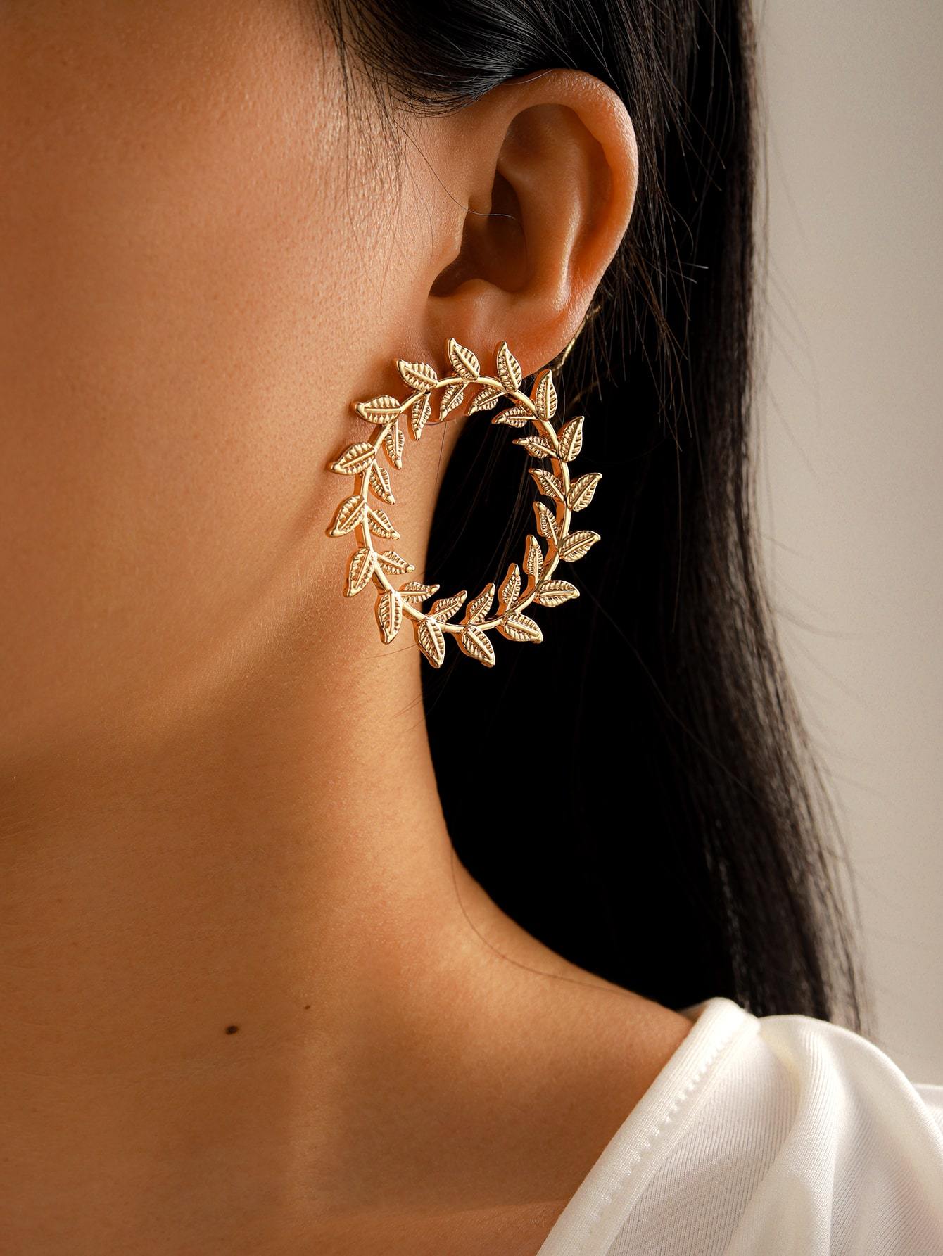 Leaf Design Round Stud Earrings - shopnsave.pk