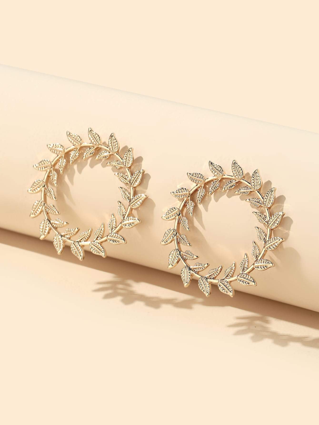 Leaf Design Round Stud Earrings - shopnsave.pk